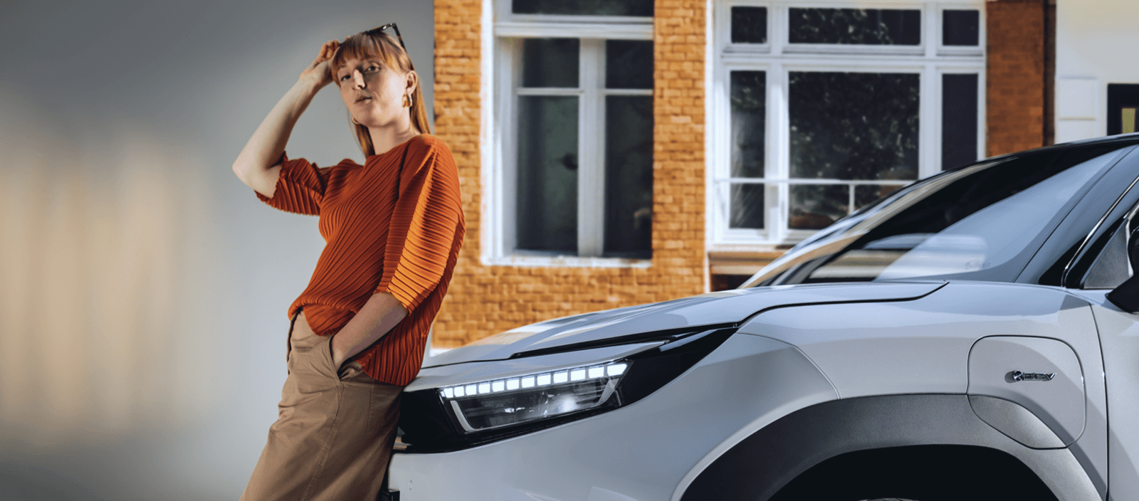 Mulher com um carro Toyota, do serviço de subscrição de veículos da Kinto Portugal